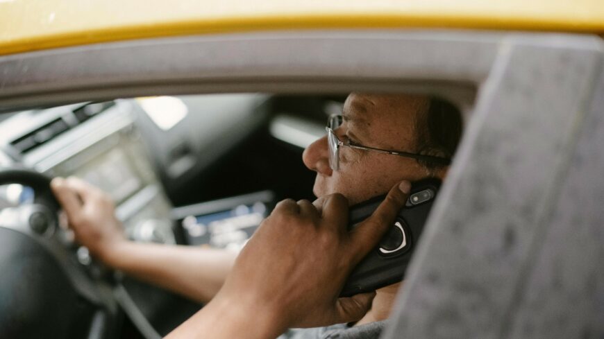 img_A_vezetes_kozbeni_telefonhasznalatot_ellenorzi_a_rendorseg_az_utakon-3