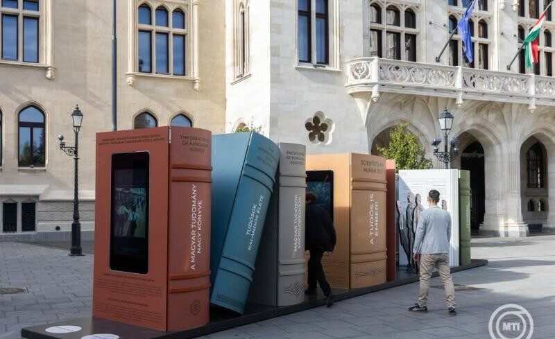 img_A_Budai_Varba_koltoztek_a_Marslakok-2