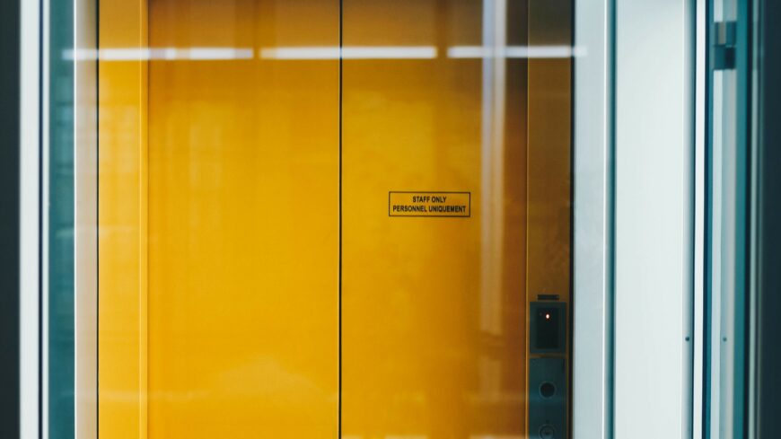 img_A_liftben_probalta_megeroszakolni_a_72_eves_aldozatat