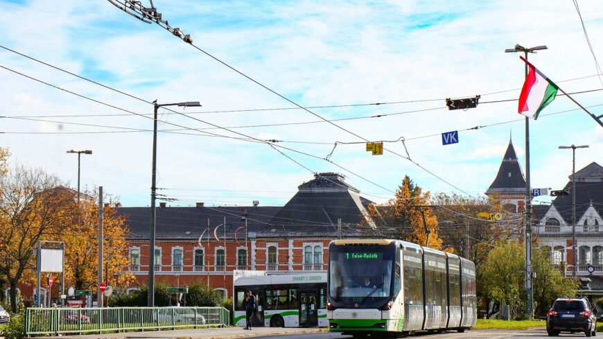 img_Diakok__szulok__figyelem__lejar_az_eves_matrica-1