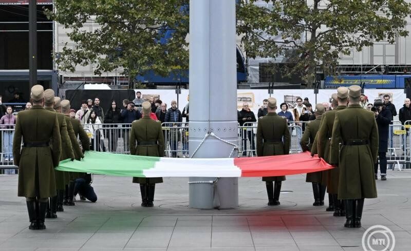 img_Felvontak_a_nemzeti_lobogot_az_Orszaghaz_elott-2