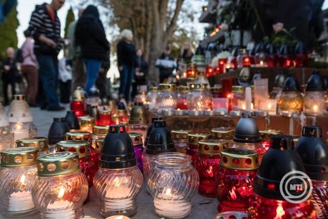 img_Halottak_napja_-_A_rendorseg_iden_is_jelen_lesz_a_temetok_kornyeken-2