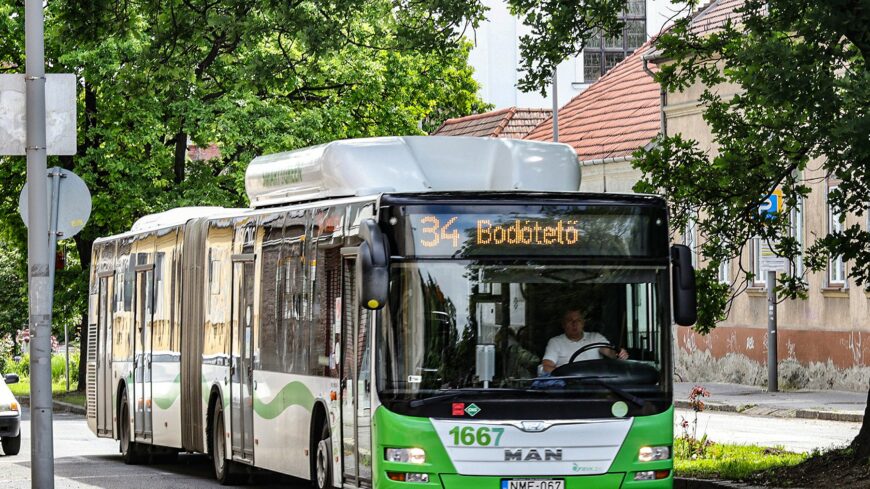 img_Hetfon_mashol_all_meg_ez_a_ket_busz-1