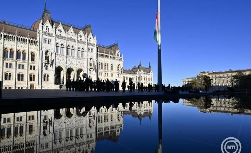 img_Nemzeti_gyasznap_-_Felvontak__majd_felarbocra_engedtek_a_nemzeti_lobogot_az_Orszaghaz_elott