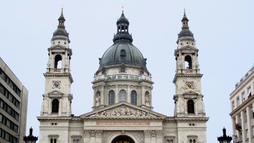 img_Szentmisevel__fenyfestessel_es_koncerttel_unnepeltek_a_120_eves_a_Szent_Istvan-bazilikat