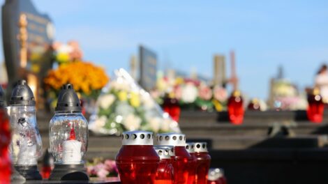 Vasárnapig hosszabb ideig tartanak nyitva a temetők