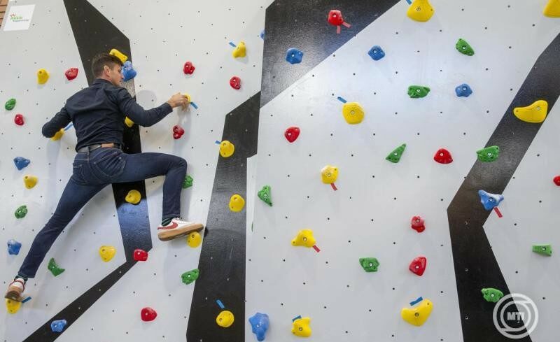 img_atadtak_az_elso_iskolai_maszofalat_Cegleden