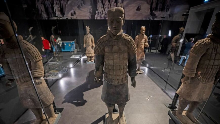 img_erkeznek_a_kinai_agyagkatonak_a_Szepmuveszeti_Muzeumba-2