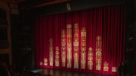 Felavatták a Nemzeti Színház új díszfüggönyét