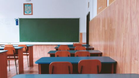 Fiát ért sérelem miatt lökdöste a tanárt