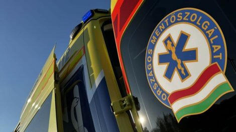 Kihívta a mentőt, majd a mentőst fejbe rúgta