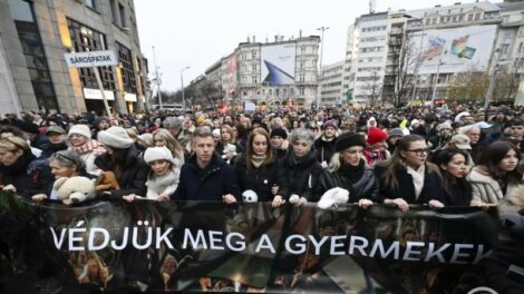 Sokezres tömeg tüntetett a gyerekek védelmében Budapesten