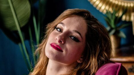 Vaksötét-koncert Paulinával: hallgatás, élmény és jótékonyság a látássérültekért