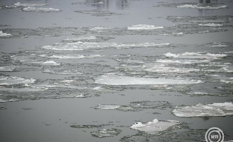 img_Egyes_szakaszokon_mar_a_Duna_is_elkezdett_befagyni