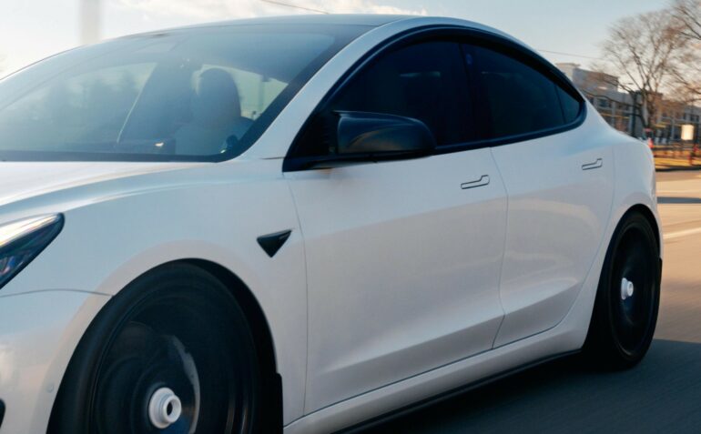 img_Kina_betiltja_a_rejtett_kilincseket_az_elektromos_autokban_-_a_Tesla_is_kenytelen_valtoztatni