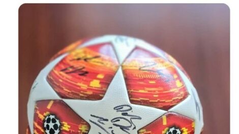 Dedikált mezek, válogatott relikviák és egyedi sporteszközök kalapács alatt