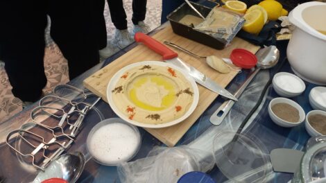 Hummusz és falafel – izraeli ízek a miskolci Zsidóházban