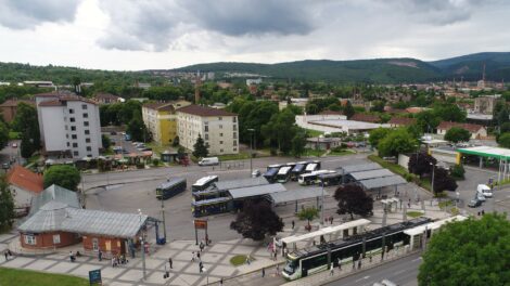 Vágányzár az Újgyőri piac és az Újgyőri főtér között