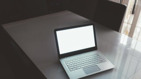 Gyermekeik laptopjával éltek vissza szülők