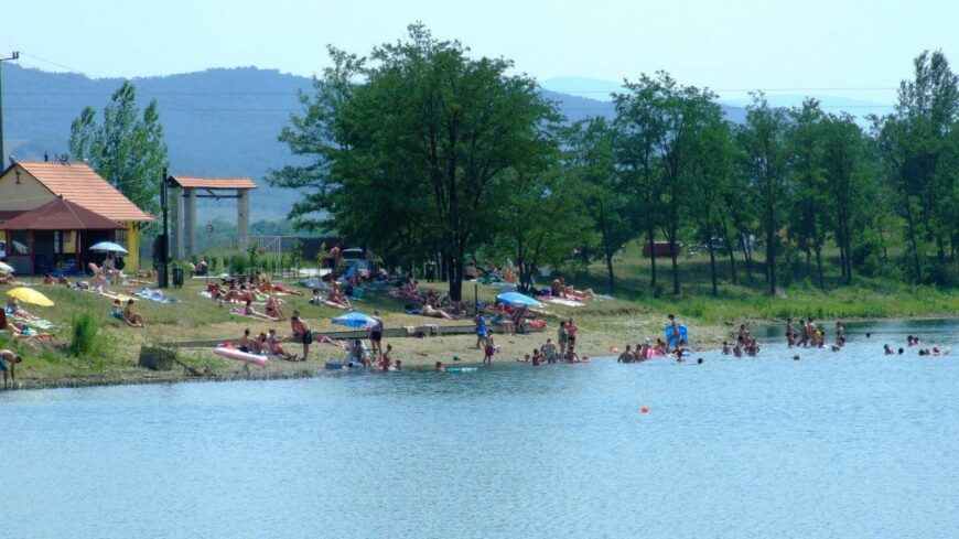 img_ot_kijelolt_termeszetes_strand_varja_a_furdozoket_iden_Borsodban-2