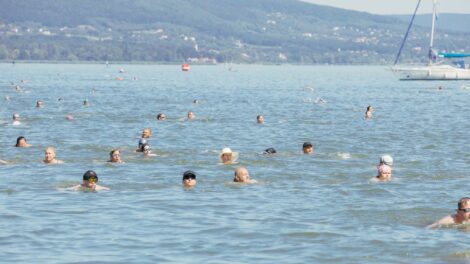 Ismét elhalasztották a Balaton-átúszást