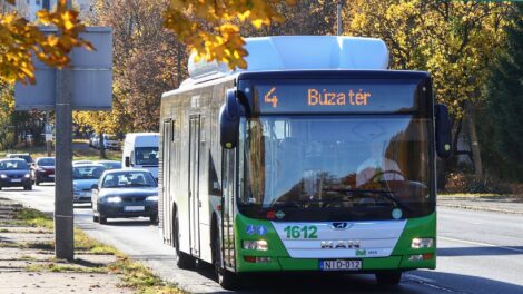 Ismét a megszokott helyükön állnak meg a buszok a Hejőcsabai gyógyszertárnál
