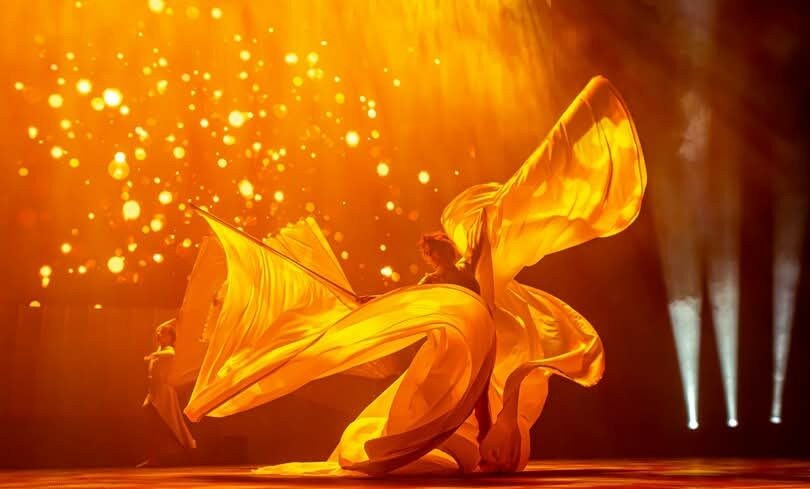 img_Ket_este__amikor_a_fenyek_mellett_a_varos_is_eletre_kel