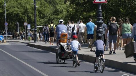Korláttal védett, kétirányú kerékpársávot alakítanak ki a Szent Gellért rakparton