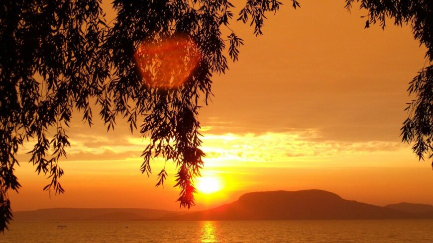 img_Nem_akarmilyen_matineval_koszontik_az_oszt_a_Balatonnal