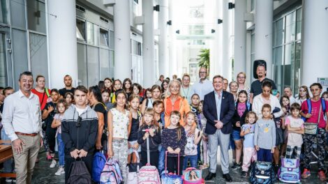 Rekordmennyiségű iskolatáska gyűlt össze a MiReHu akciójában