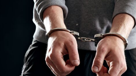 Idős embereket károsító család tagjait fogták el Budapesten