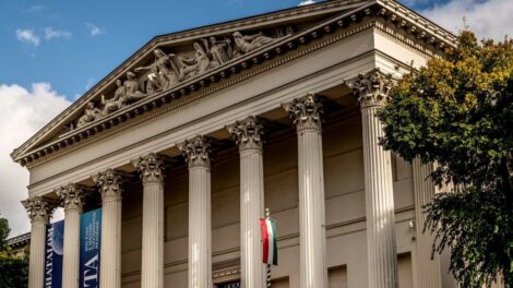 Katonák és mentőegységek lepik el a Nemzeti Múzeum környéket