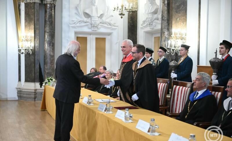 img_Krasznahorkai_Laszlo_az_ELTE_tiszteletbeli_diszdoktora_lett