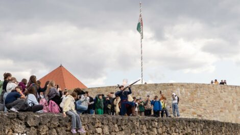Az Egri Vár Napján avatják újra Szent István-szobrát